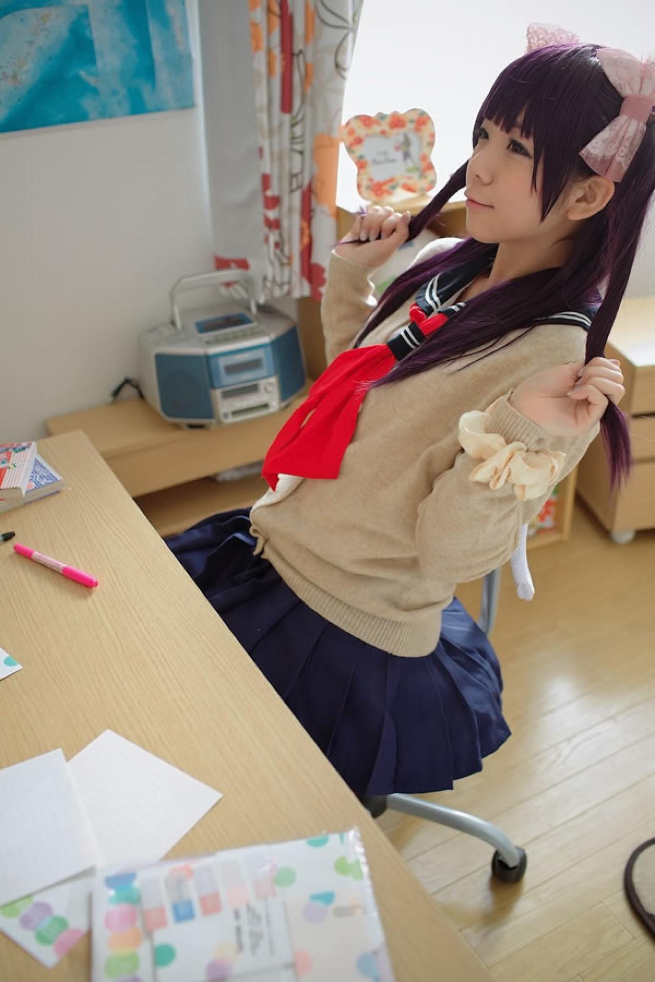 香坂ゆん扮演京野明日香身穿水手服和米色羊毛衫双手揪着马尾辫，兴奋的样子