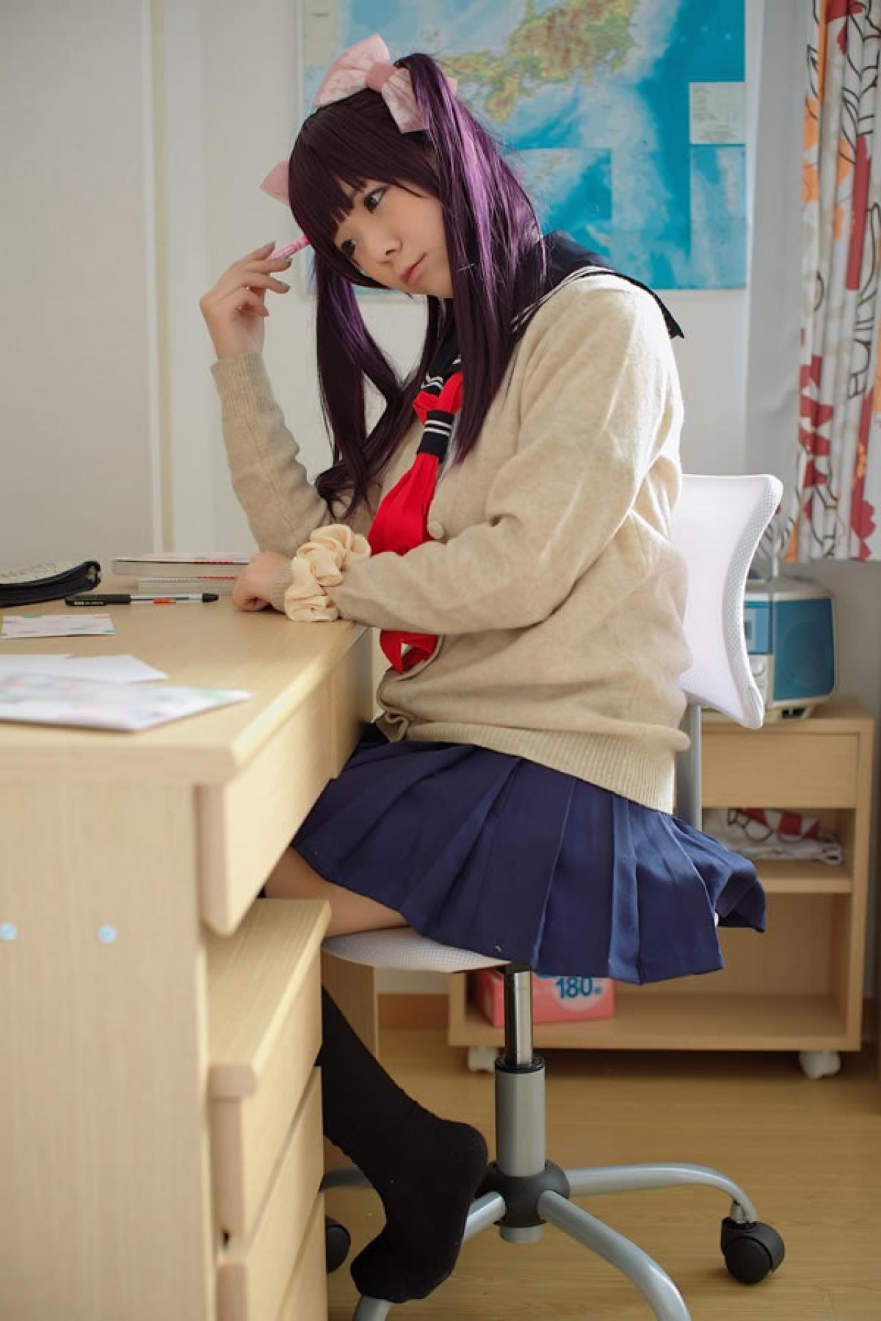 香坂ゆん扮演京野明日香身穿水手服和米色羊毛衫，头抵着粉色彩笔，陷入思考中