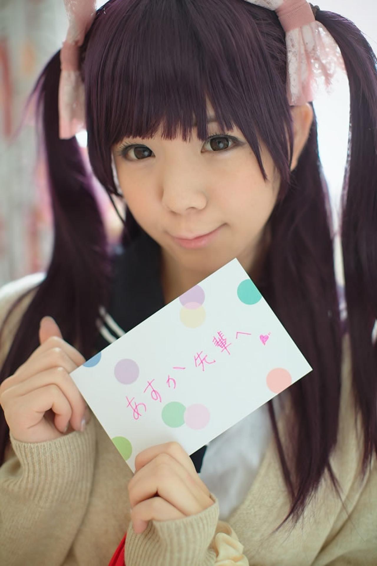香坂ゆん扮演京野明日香身穿水手服和米色羊毛衫和自己写的卡片合影