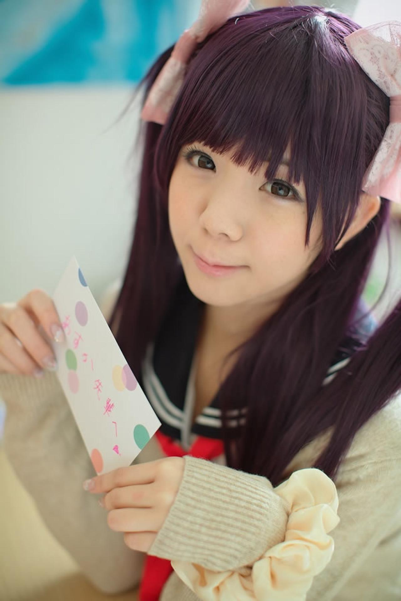 香坂ゆん扮演京野明日香身穿水手服和米色羊毛衫将卡片收起来