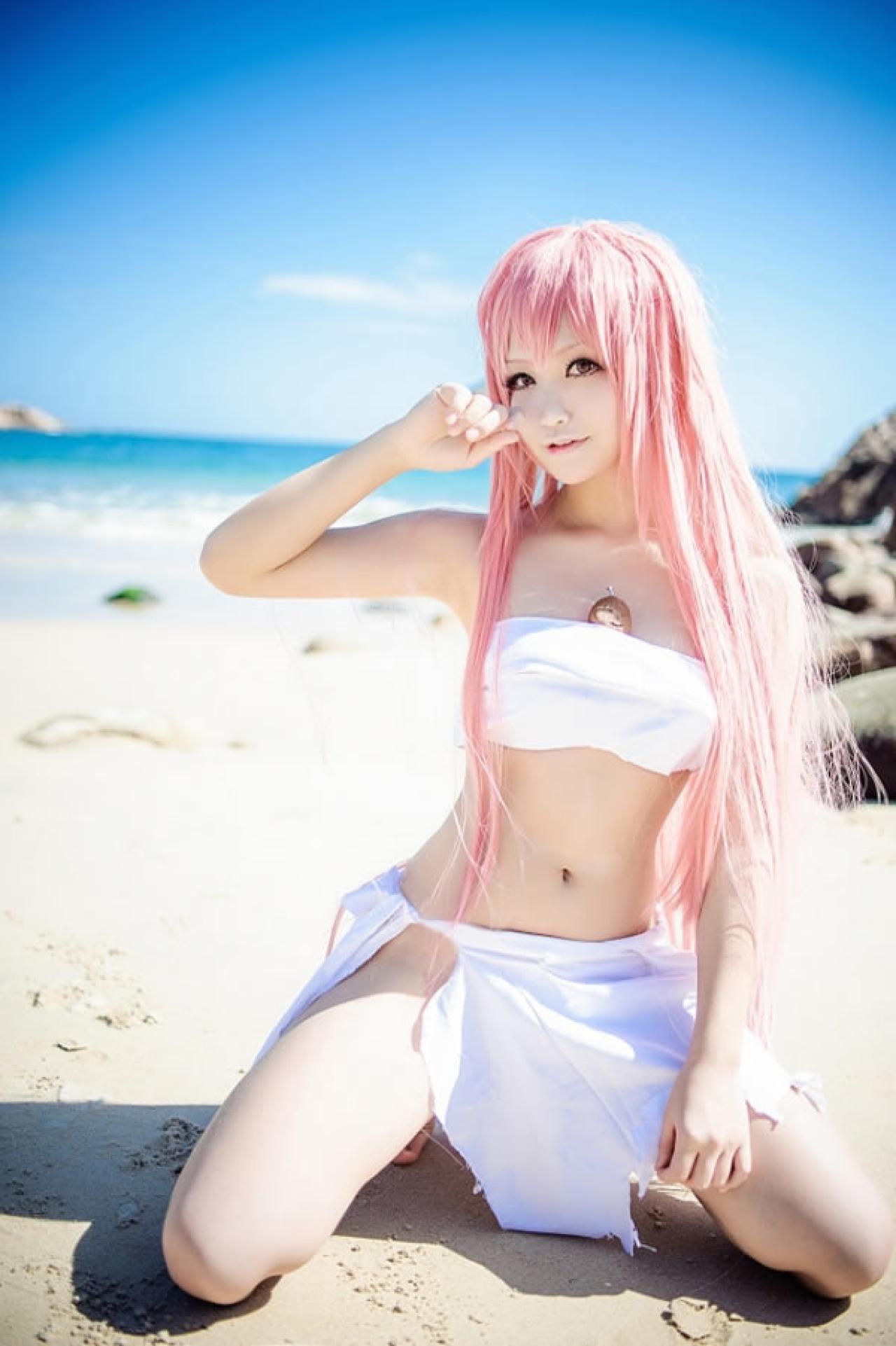 桜木梨扮演锁部叶风穿着白色抹胸用手指轻抚面庞，小泥人放在抹胸里