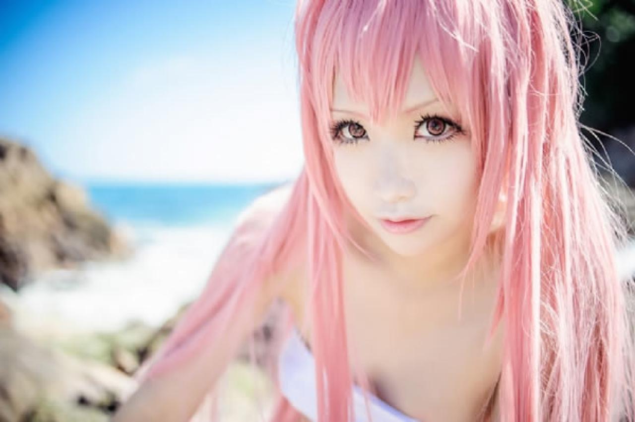 桜木梨扮演锁部叶风穿着白色抹胸在碧海蓝天中的脸部特写