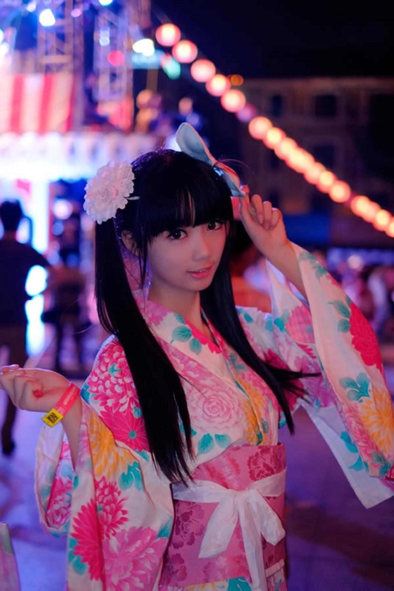 茶叶小果在卡弗动漫游戏展晚间夏日祭粉色和服浴衣街拍，左手捏着面具，右手半握正面照