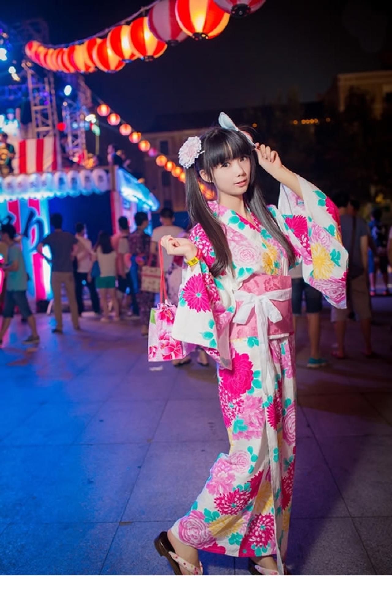 茶叶小果在卡弗动漫游戏展晚间夏日祭粉色和服浴衣街拍，左手捏着面具，右手拎着束口袋的正面照