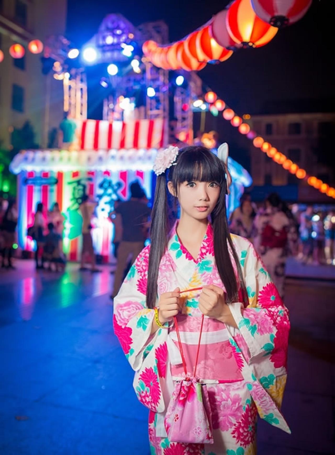 茶叶小果在卡弗动漫游戏展晚间夏日祭粉色和服浴衣街拍，双手拎着粉色束口袋