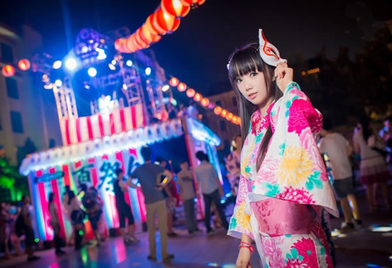茶叶小果在卡弗动漫游戏展晚间夏日祭粉色和服浴衣街拍，左手捏着面具，右手自然下摆，横幅照