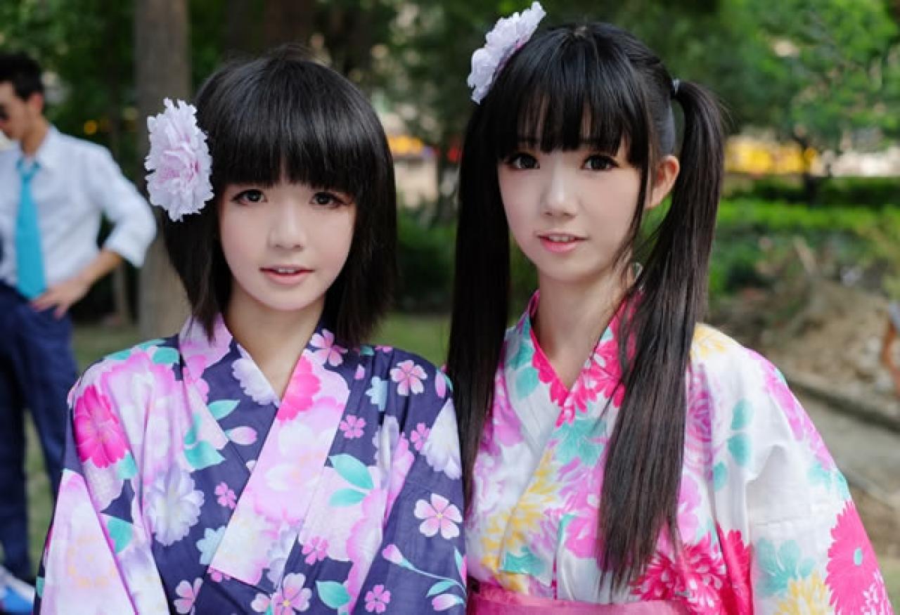 茶叶小果在卡弗动漫游戏展晚间夏日祭粉色和服和另一位穿着紫色浴衣的女孩坐在公园的合影