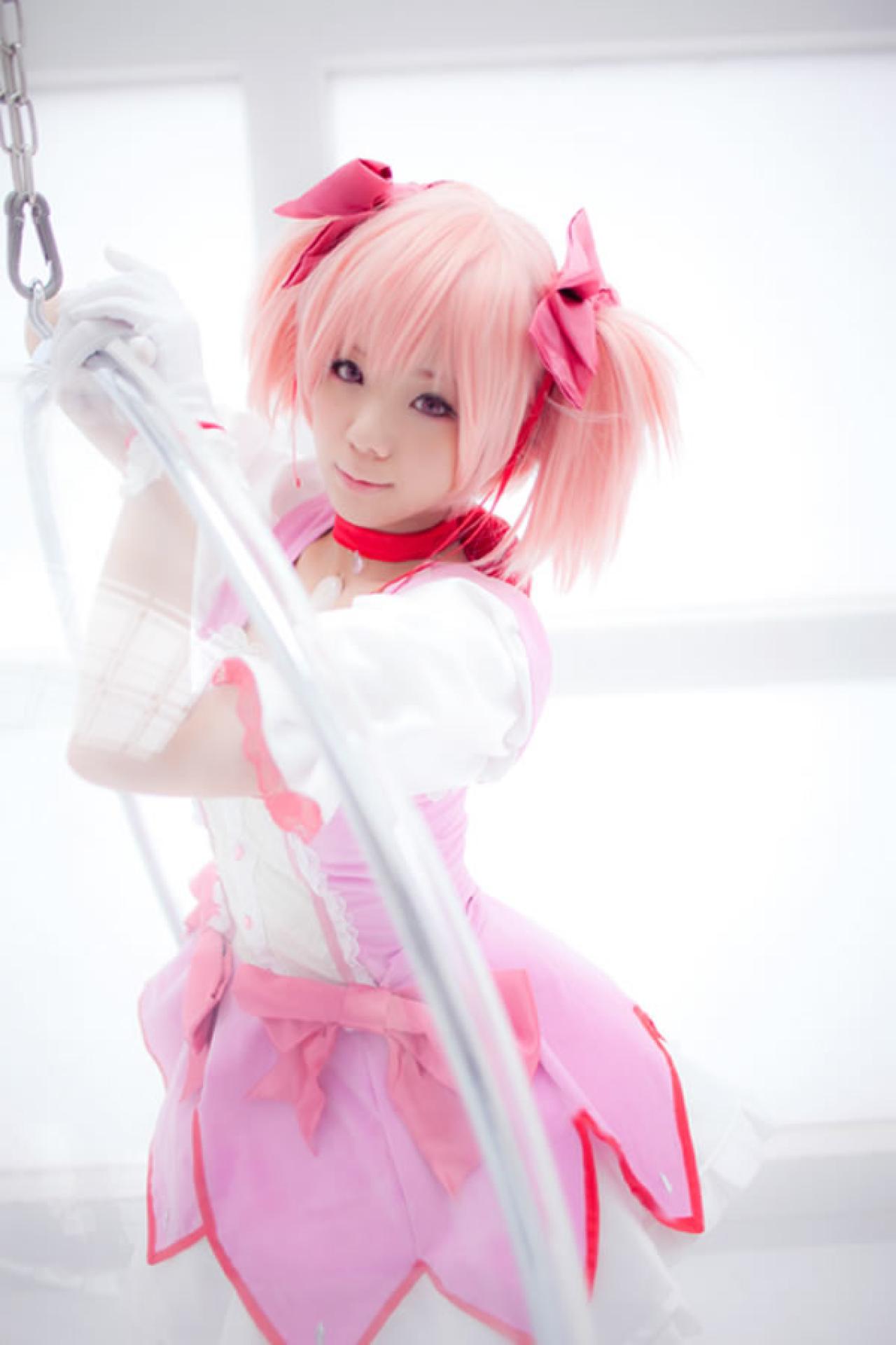 魔法少女鹿月圆香粉衣Cosplay，扶着银色圆环的侧面
