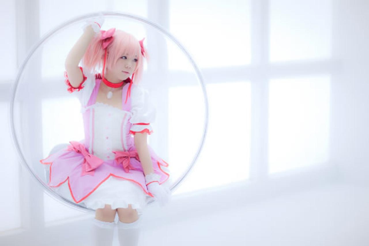 魔法少女鹿月圆香粉衣Cosplay，坐在银色圆环的秋千上