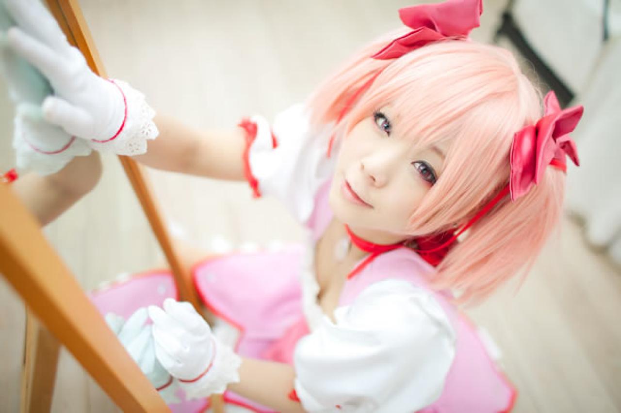 魔法少女鹿月圆香粉衣Cosplay，轻轻擦拭着镜子，俯拍照