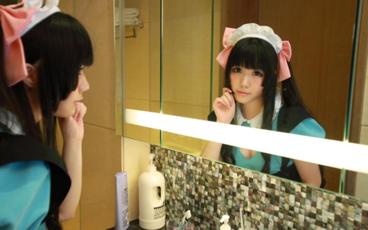 小米穿好绿色女仆装，正在洗手间化妆