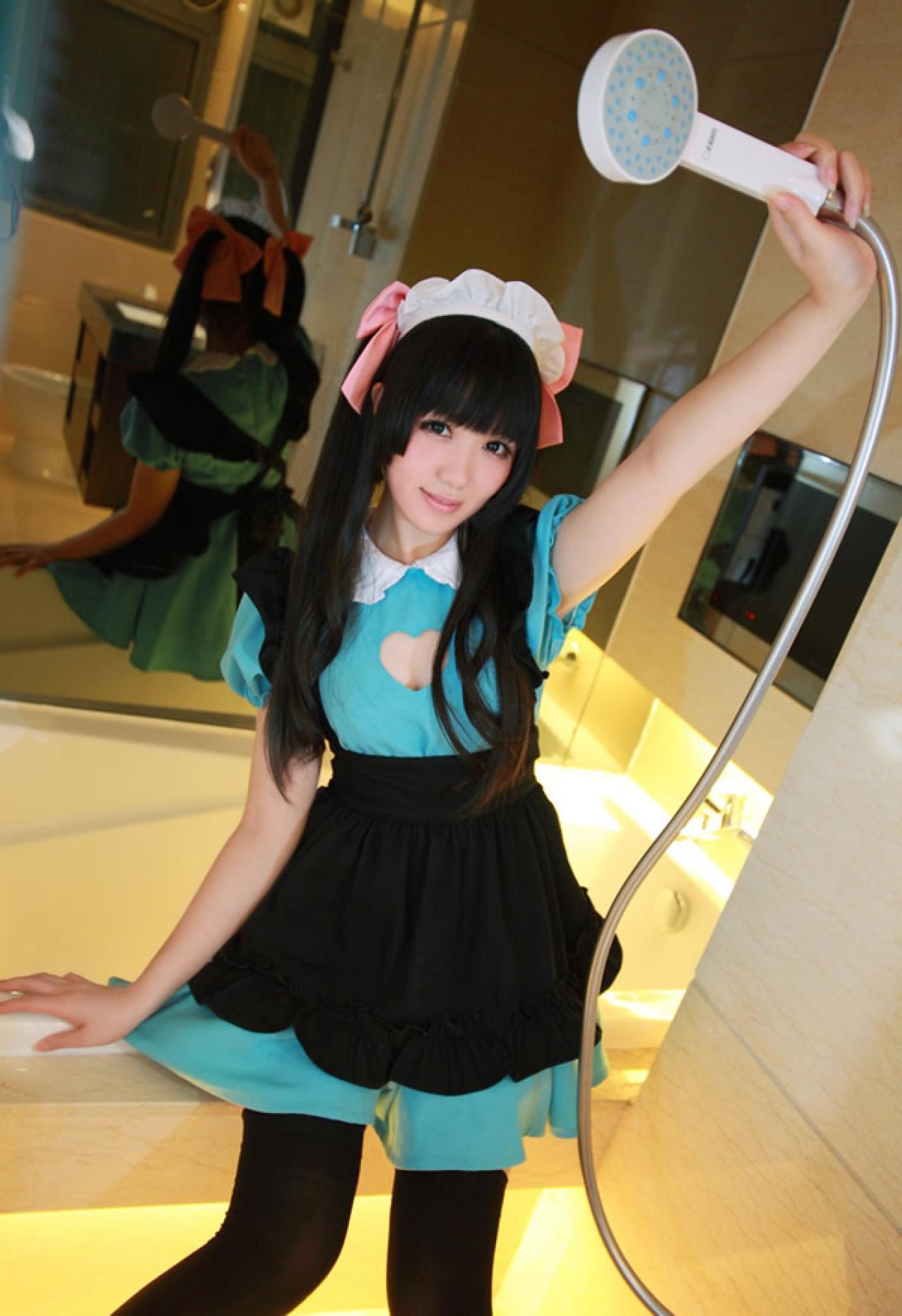 小米穿着绿色女仆装粉红发饰，高高的举起喷头