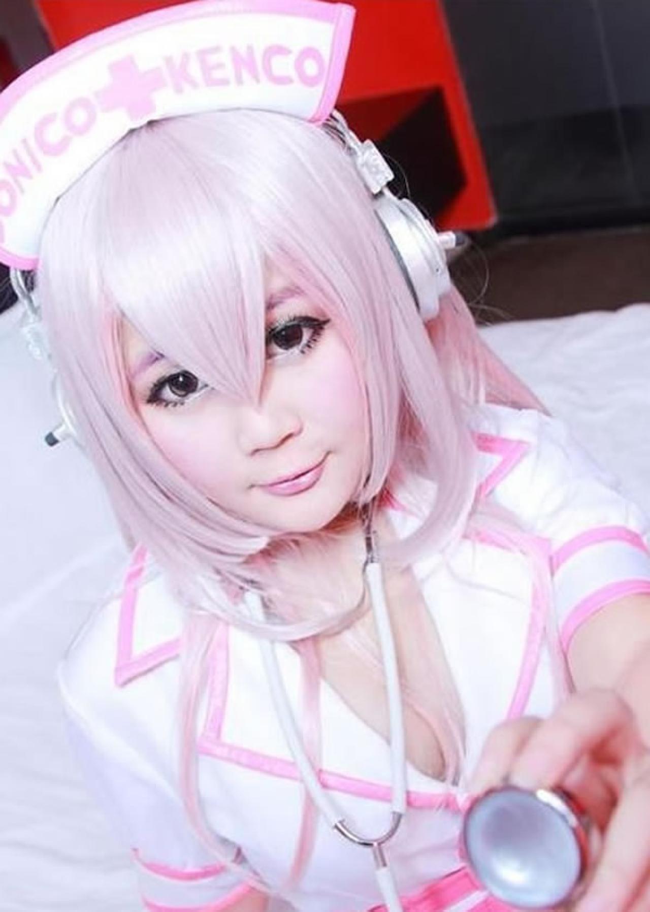 小樱笨笨熊扮演超级索尼子穿着粉色护士服，拿着听诊器要给人听的样子