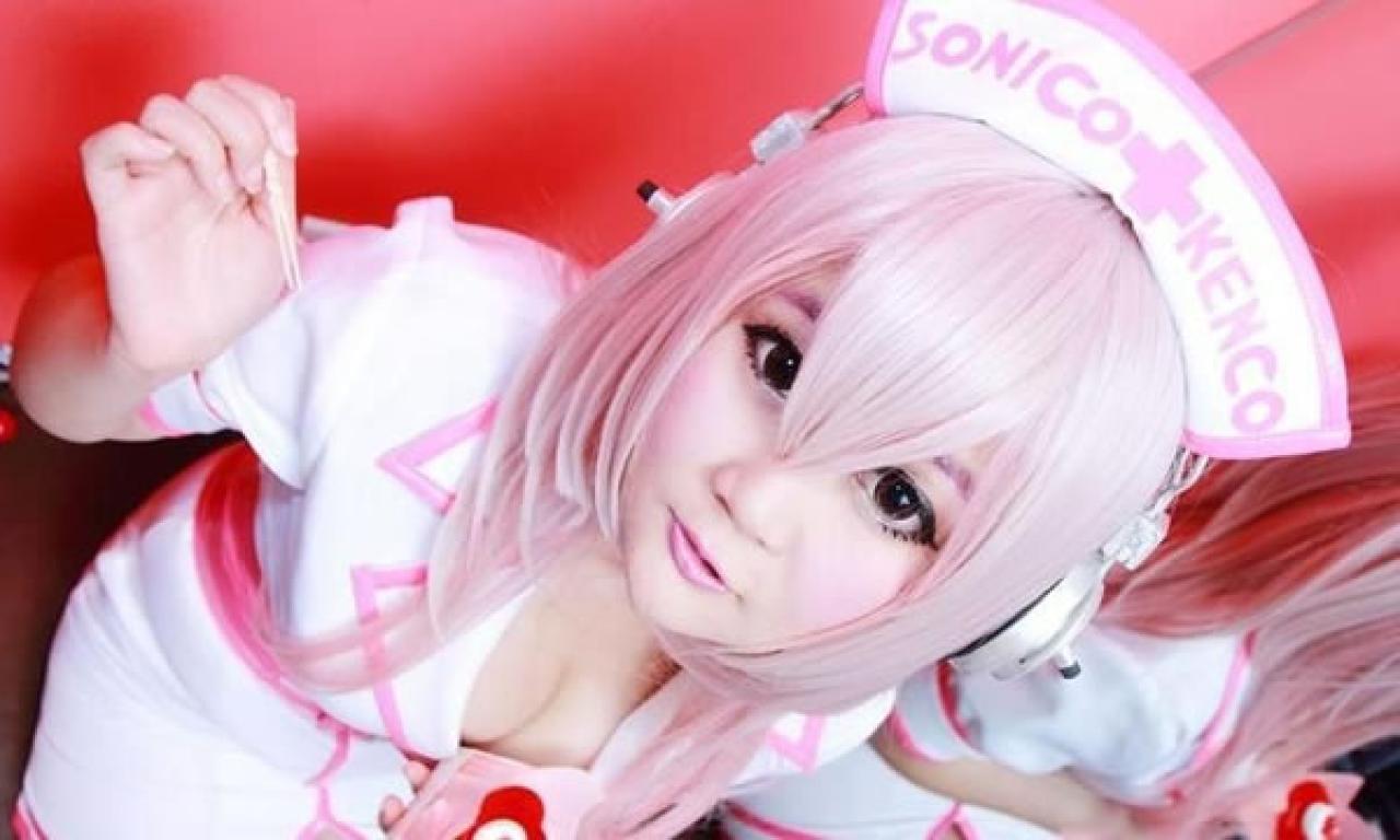 小樱笨笨熊扮演超级索尼子穿着粉色护士服，拿着牙签在吃小甜点的样子