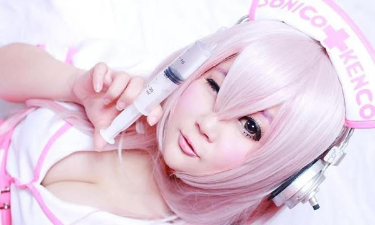 小樱笨笨熊扮演超级索尼子穿着粉色护士服，睁一只眼，闭一只眼，正准备推出一个粗的吸满半管水的针管