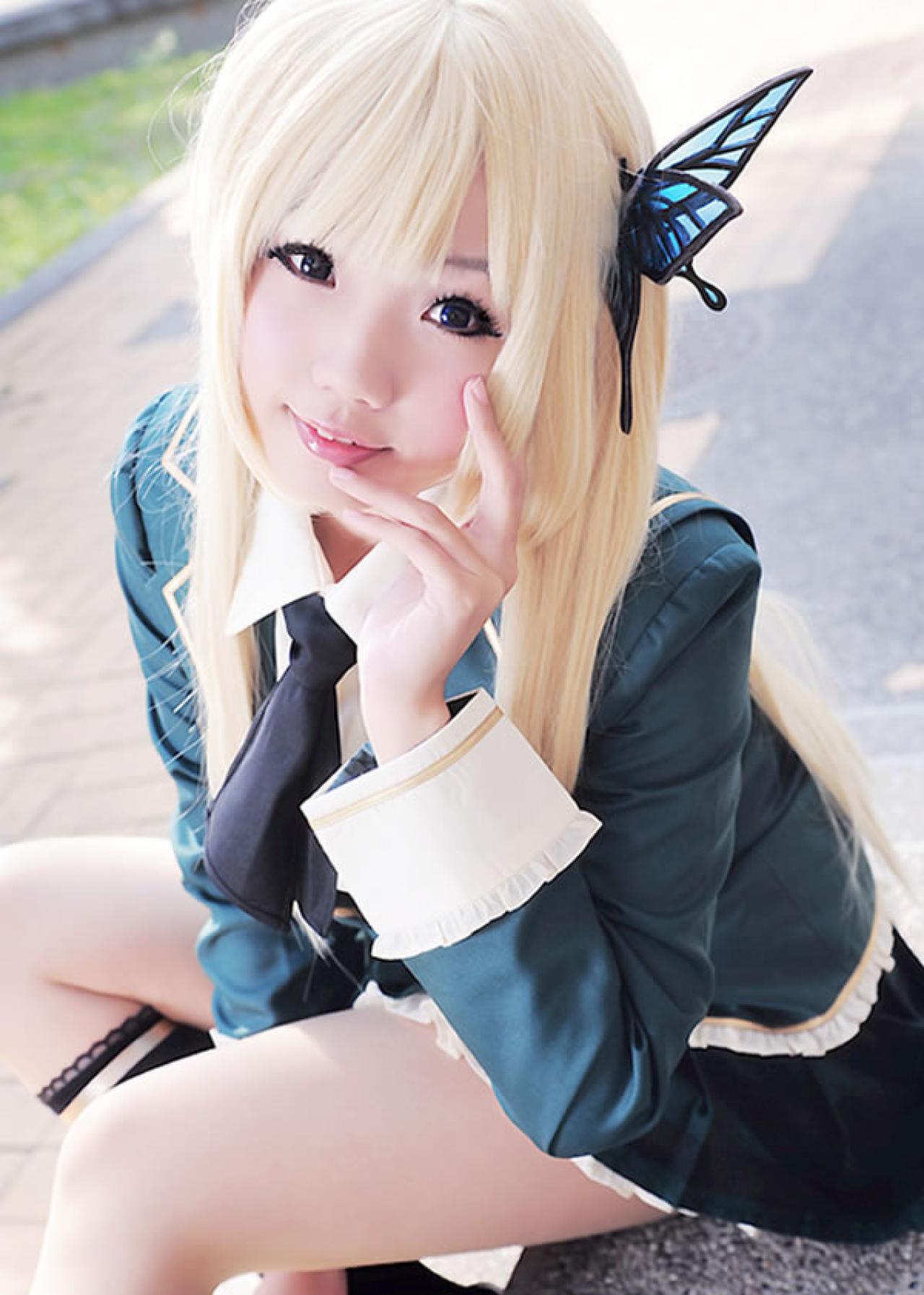 Neneko扮演柏崎星奈穿着墨绿学院服坐在台阶上轻抚下巴