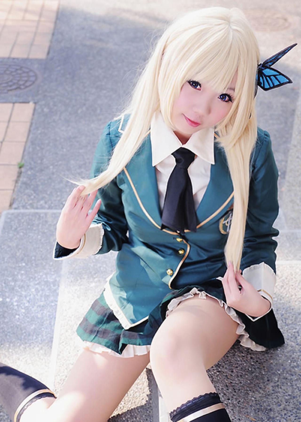 Neneko扮演柏崎星奈穿着墨绿学院服半坐在地上，轻轻抚摸秀发