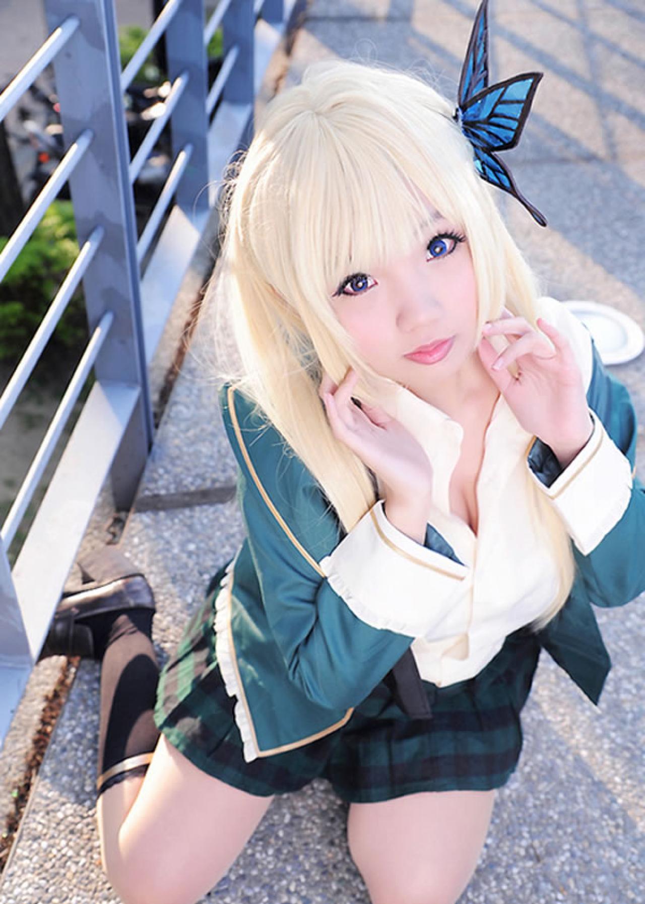 Neneko扮演柏崎星奈穿着墨绿学院服半跪在地上，抬头仰望