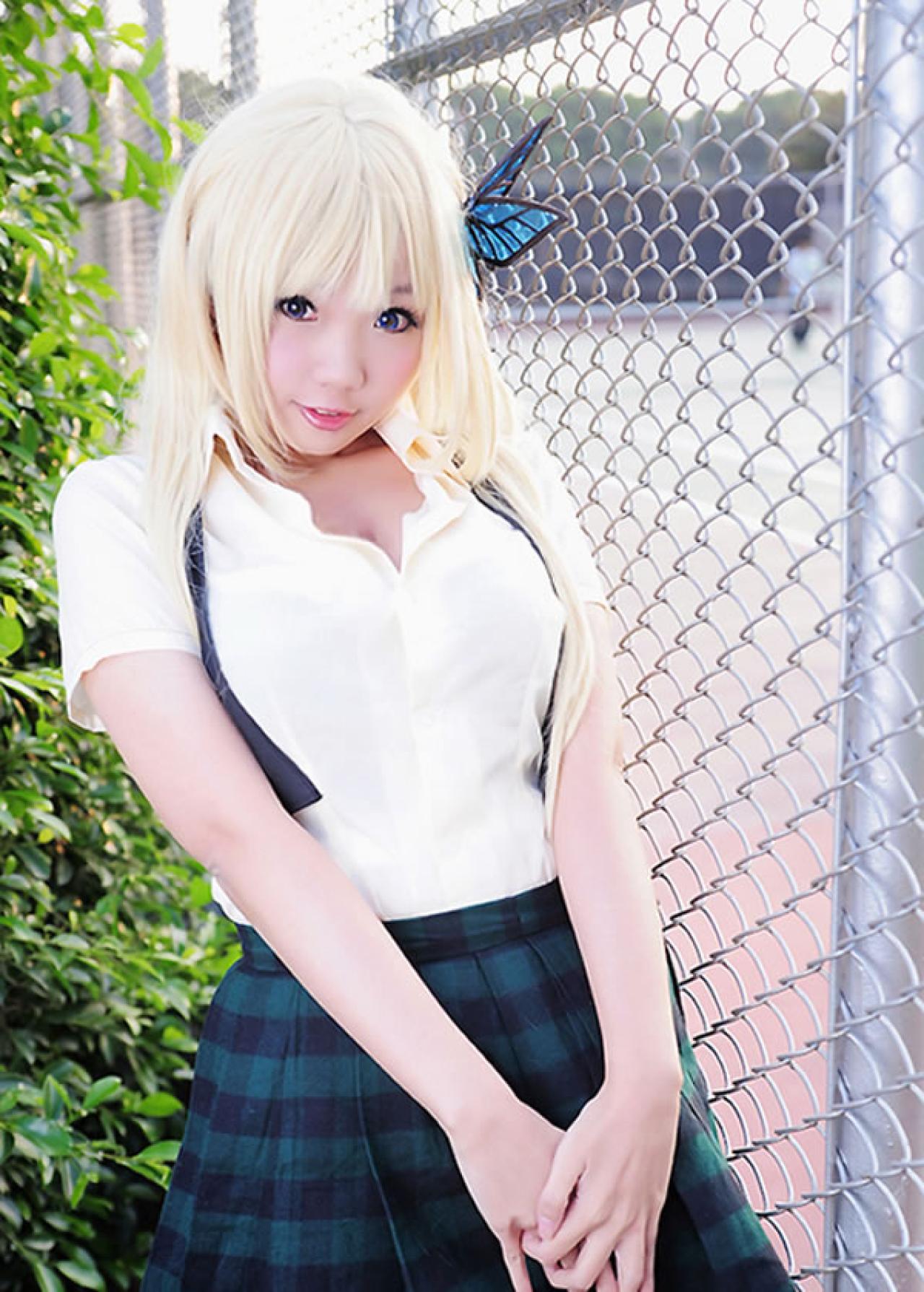 Neneko扮演柏崎星奈脱掉墨绿学院服外套，穿着白色衬衫，颔首站在操场的铁丝网旁