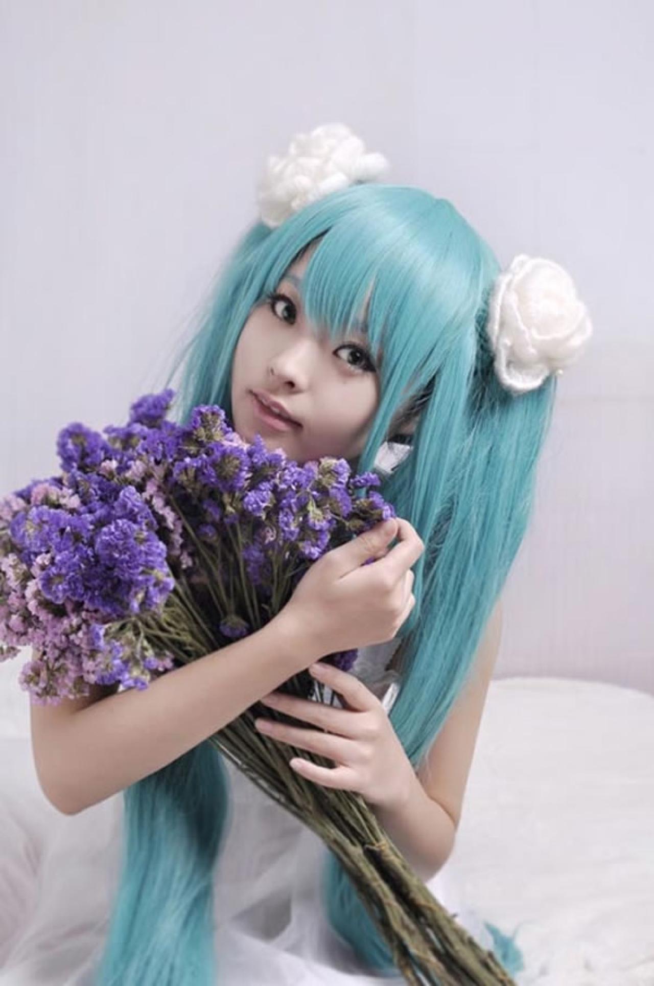 kuuya穿着白色睡衣扮演初音未来怀抱一束紫色薰衣草