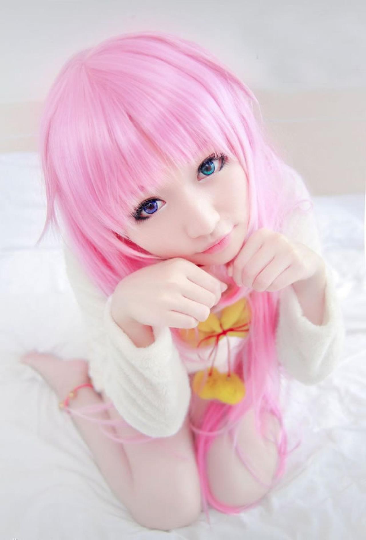 摆摆扮演《K》粉色猫娘作小猫卖萌的姿势