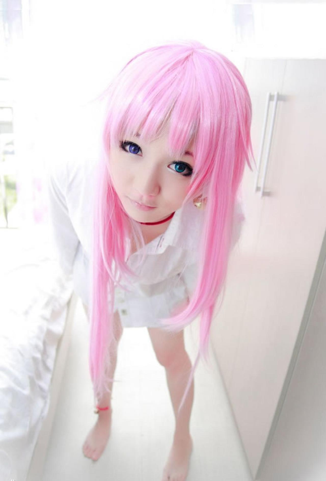 摆摆扮演《K》粉色猫娘，手背后，半倾前身的样子