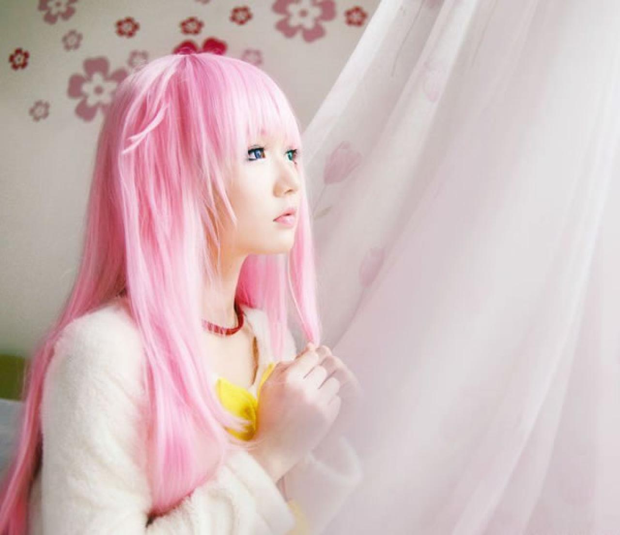 摆摆扮演《K》粉色猫娘，双手半握拳，靠在一起，看着窗外