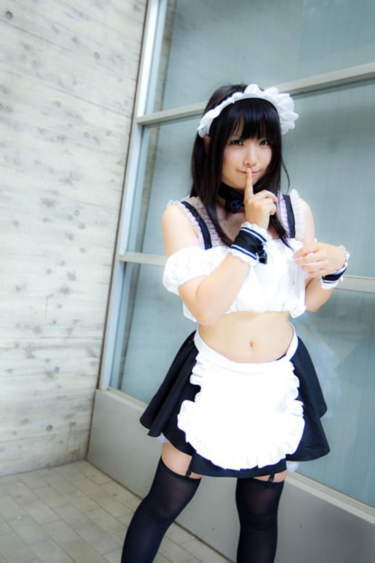 enako穿着黑白女仆装，右手食指放在嘴唇旁，作嘘的姿势