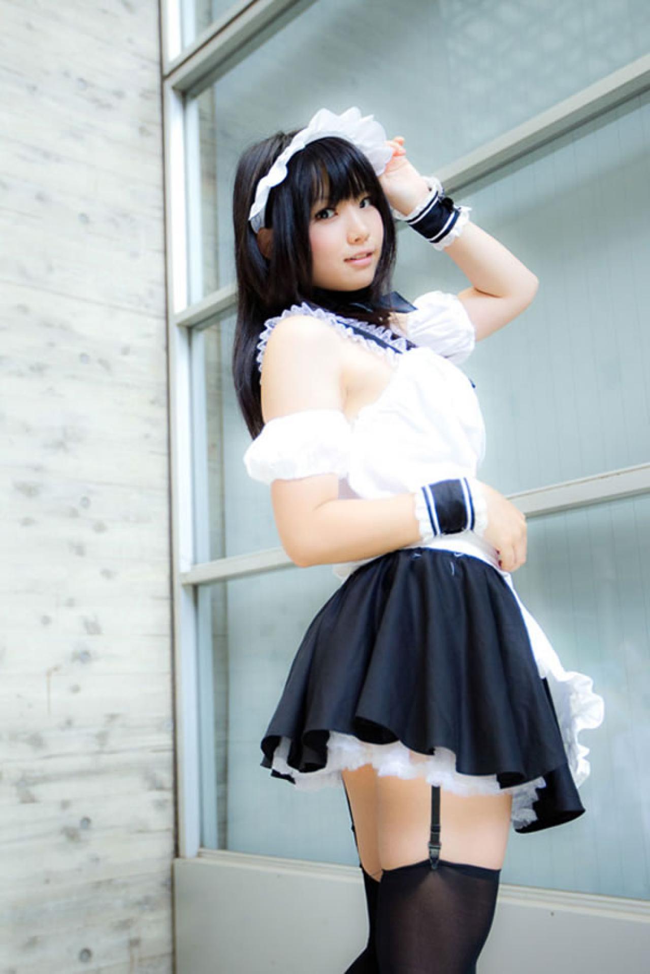 enako穿着黑白女仆装轻轻摆弄头上的白色发饰的侧面照