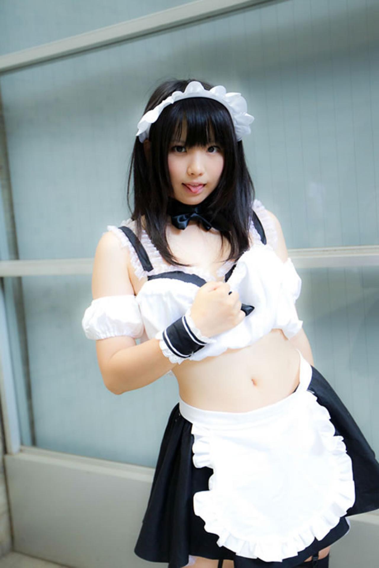 enako穿着黑白女仆装一边拉着胸前的白色上衣，一边吐舌头卖萌的样子