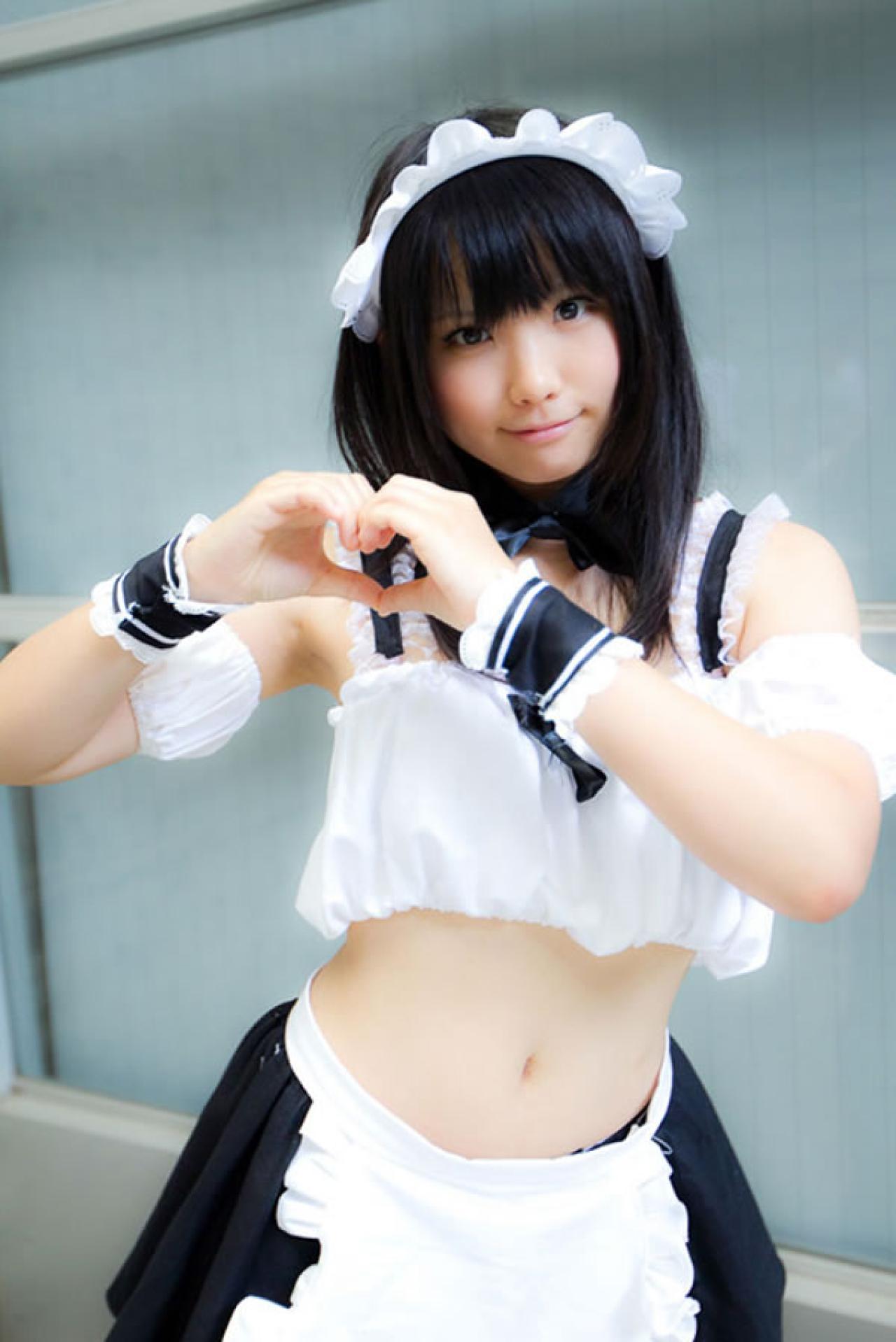 enako穿着黑白女仆装双手作一个心形手势