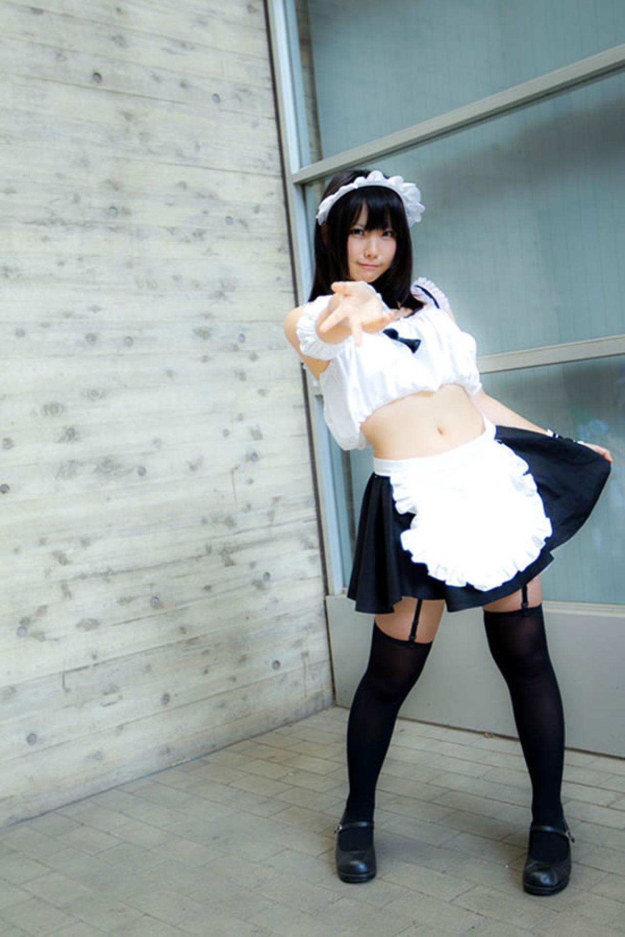 enako穿着黑白女仆装，右手向前伸出，想要和你拉手的样子，左手拉起裙摆