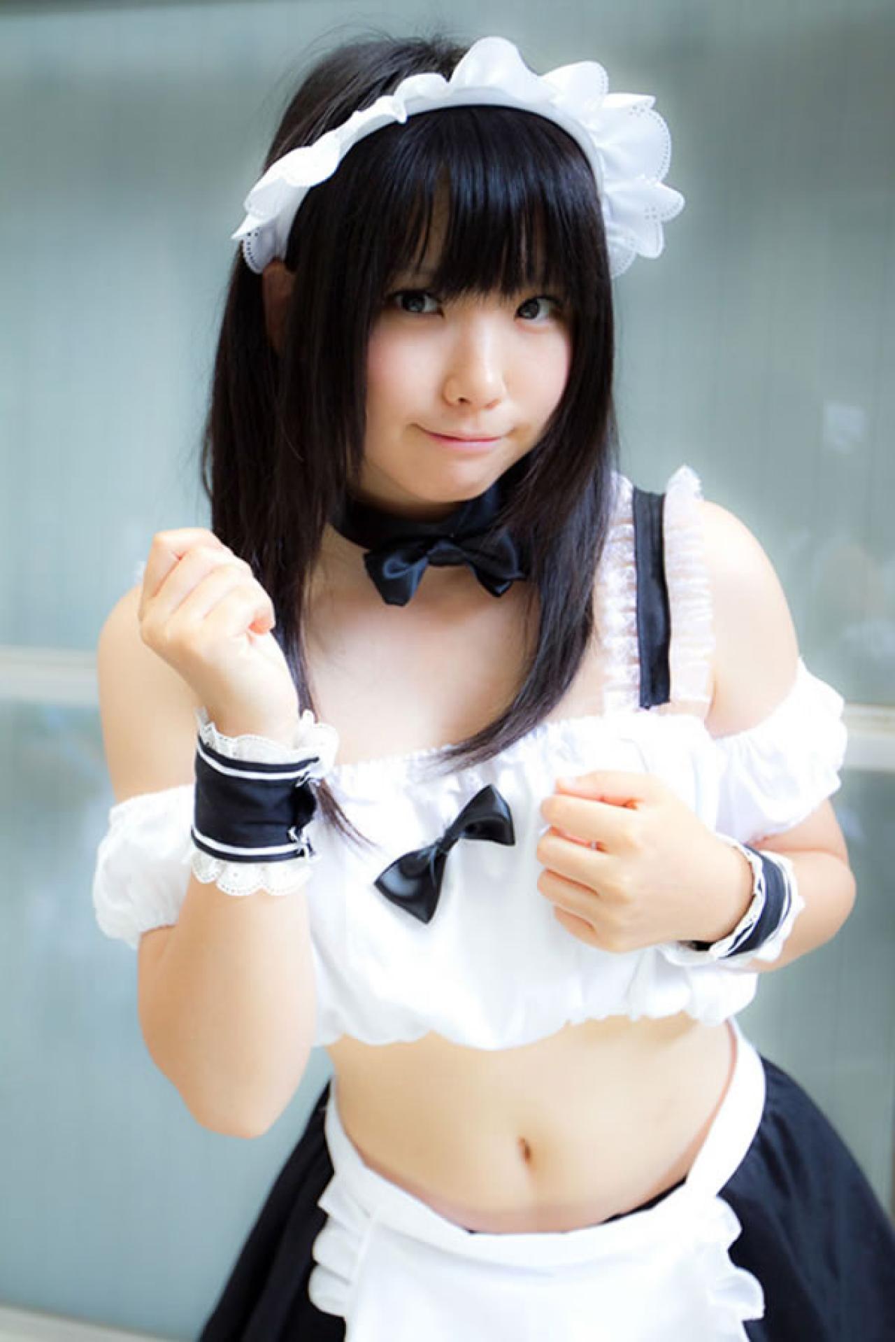 脸颊红彤彤的enako穿着黑白女仆装双手半握着，往正前略微倾斜身体，做小猫的姿势