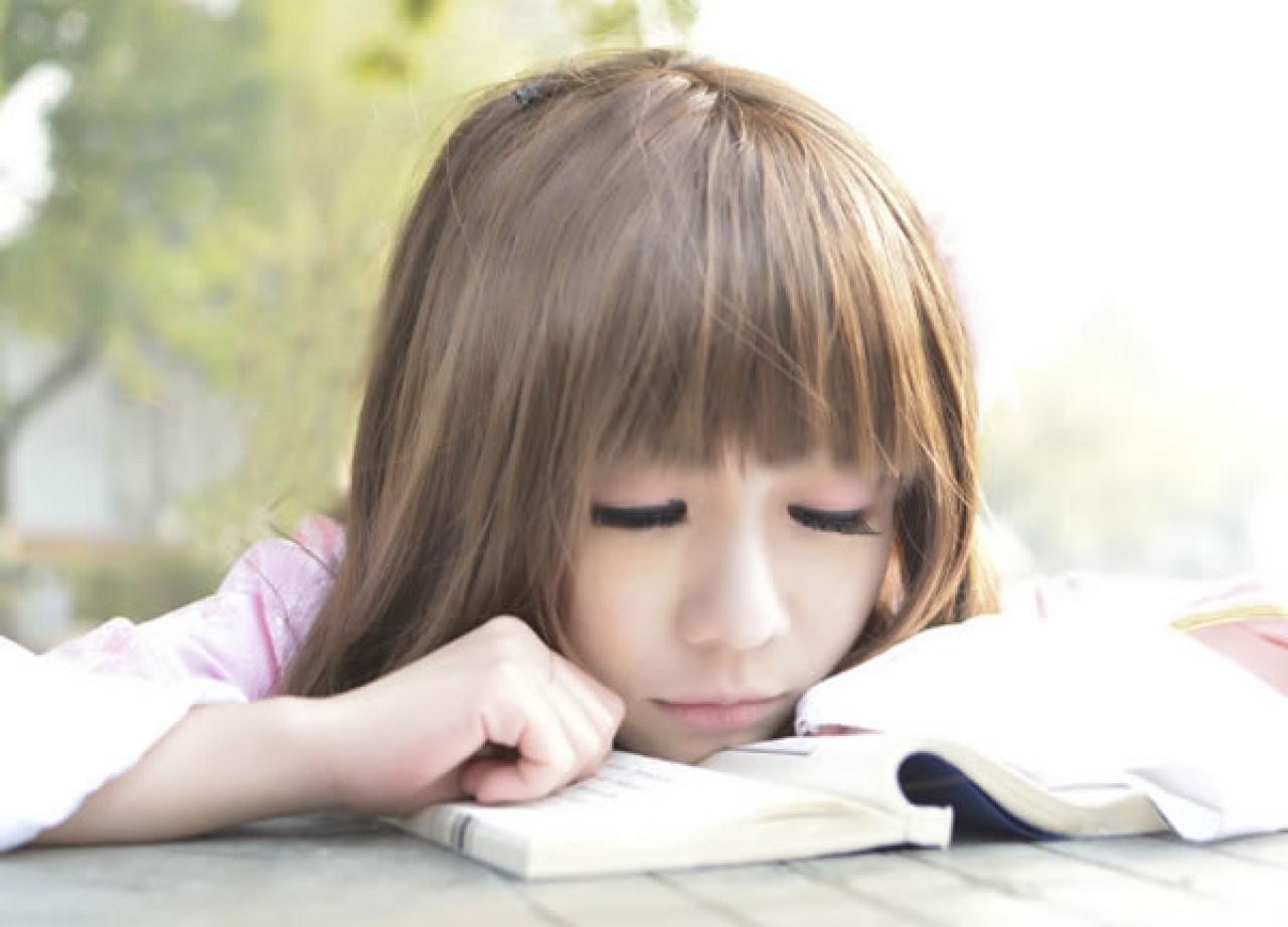 季_凋葬穿着粉衣扮演湾娘闭着眼睛扒在书本上