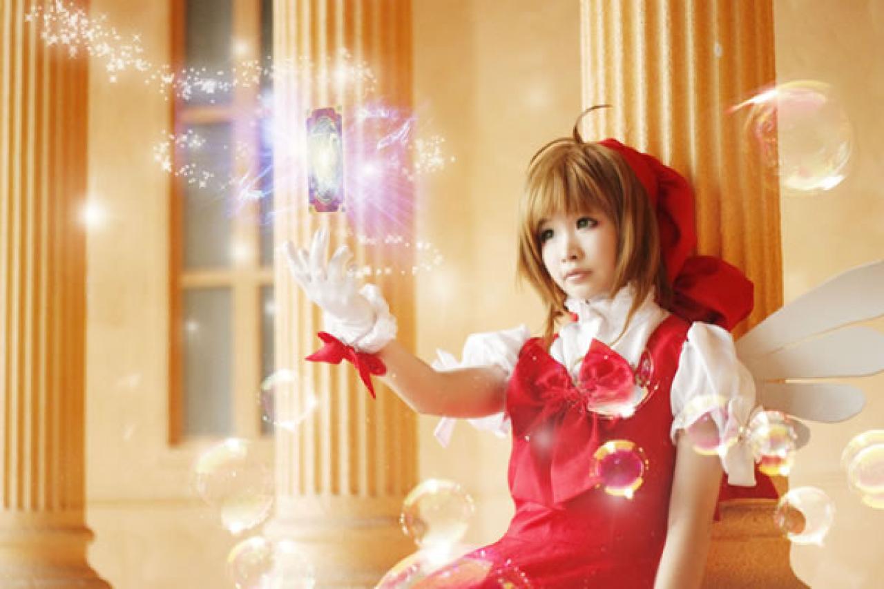 米兔扮演魔法少女躺在柱子旁，一只手捧起一张卡牌的特效