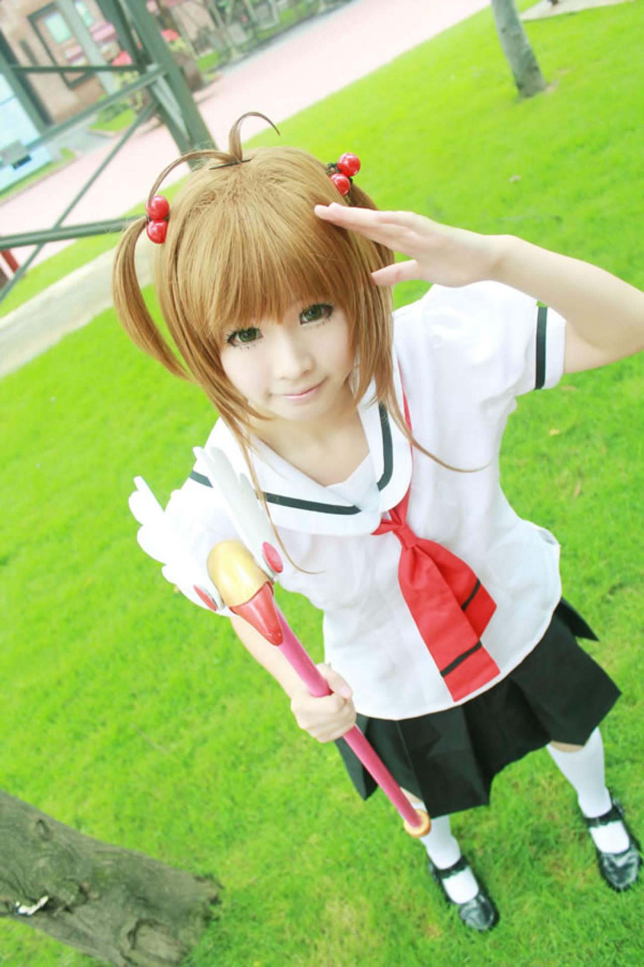 米兔扮演魔法少女穿着校服在草地上站姿