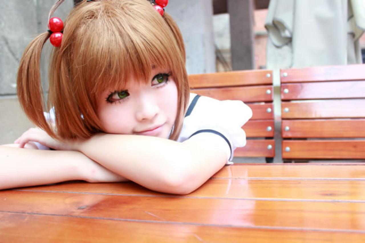 米兔扮演魔法少女穿着校服趴在木质长椅上