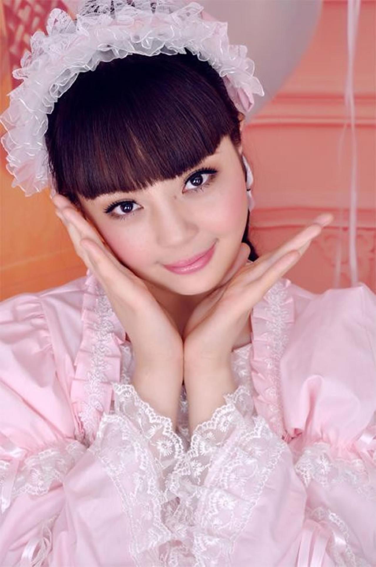 魔法少女大道寺知世穿着粉色公主裙双手捧着脸的卖萌扮相