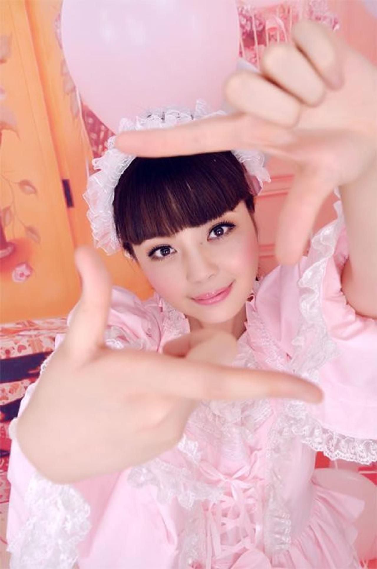 魔法少女大道寺知世穿着粉色公主裙双手做八字拍照手势