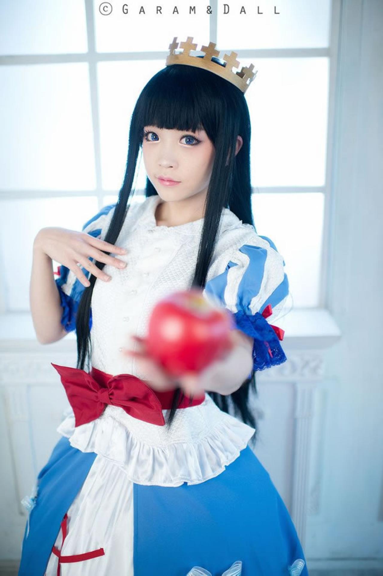 兔娘Tomia穿着蓝白洋装扮演白雪公主拿着一个红苹果伸手给镜头