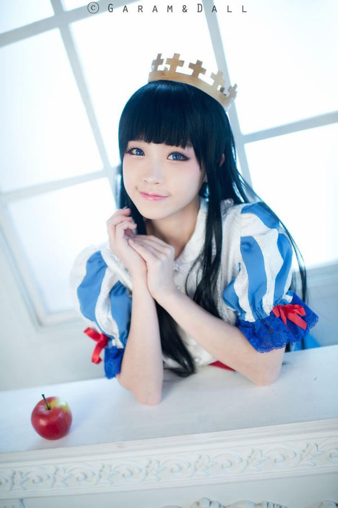 兔娘Tomia穿着蓝白洋装扮演白雪公主，一只手放在另一只手掌心，得意开心的样子