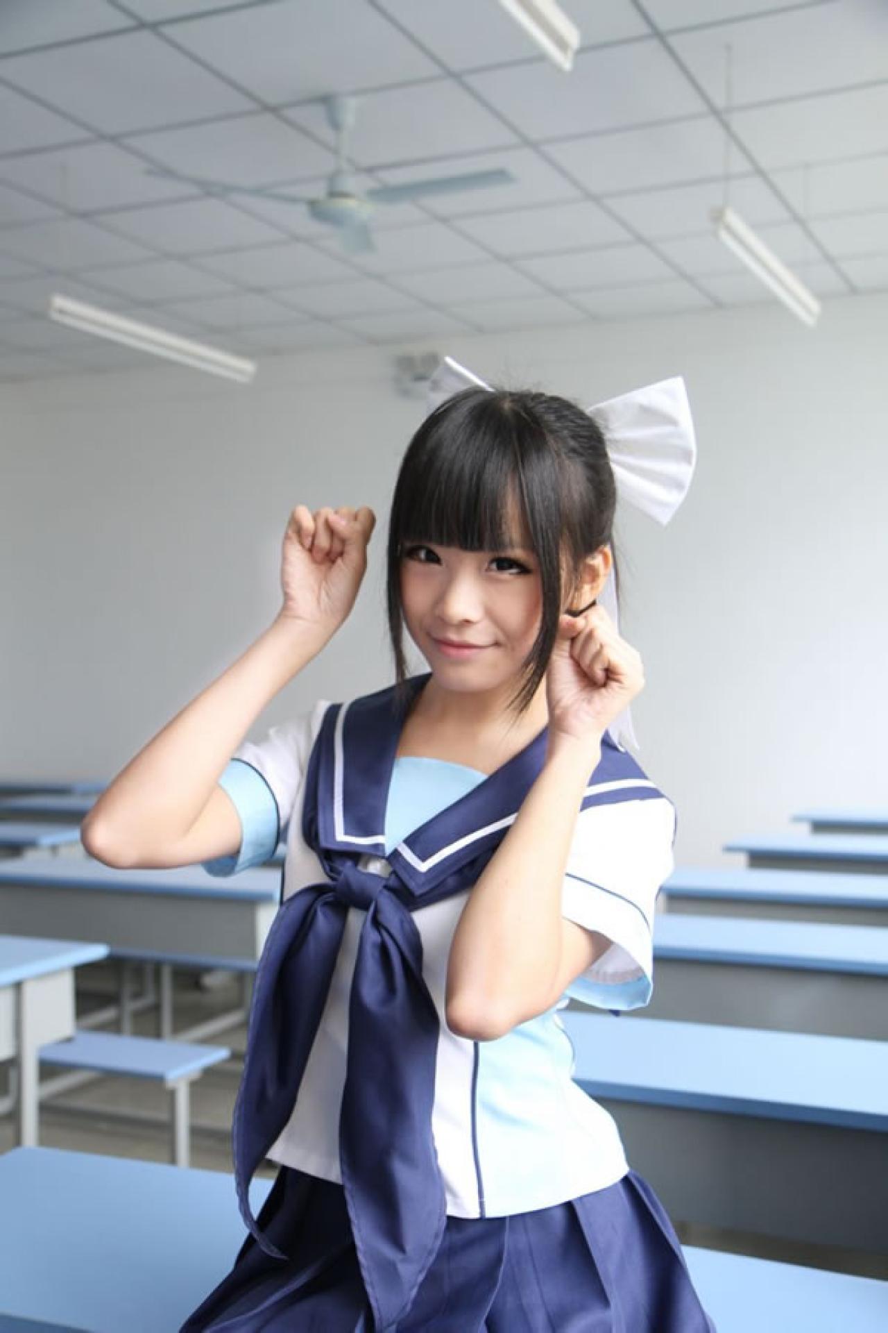 熊酱穿着蓝色学院校服扮演高岭爱花，双手抬起扮小猫卖萌状