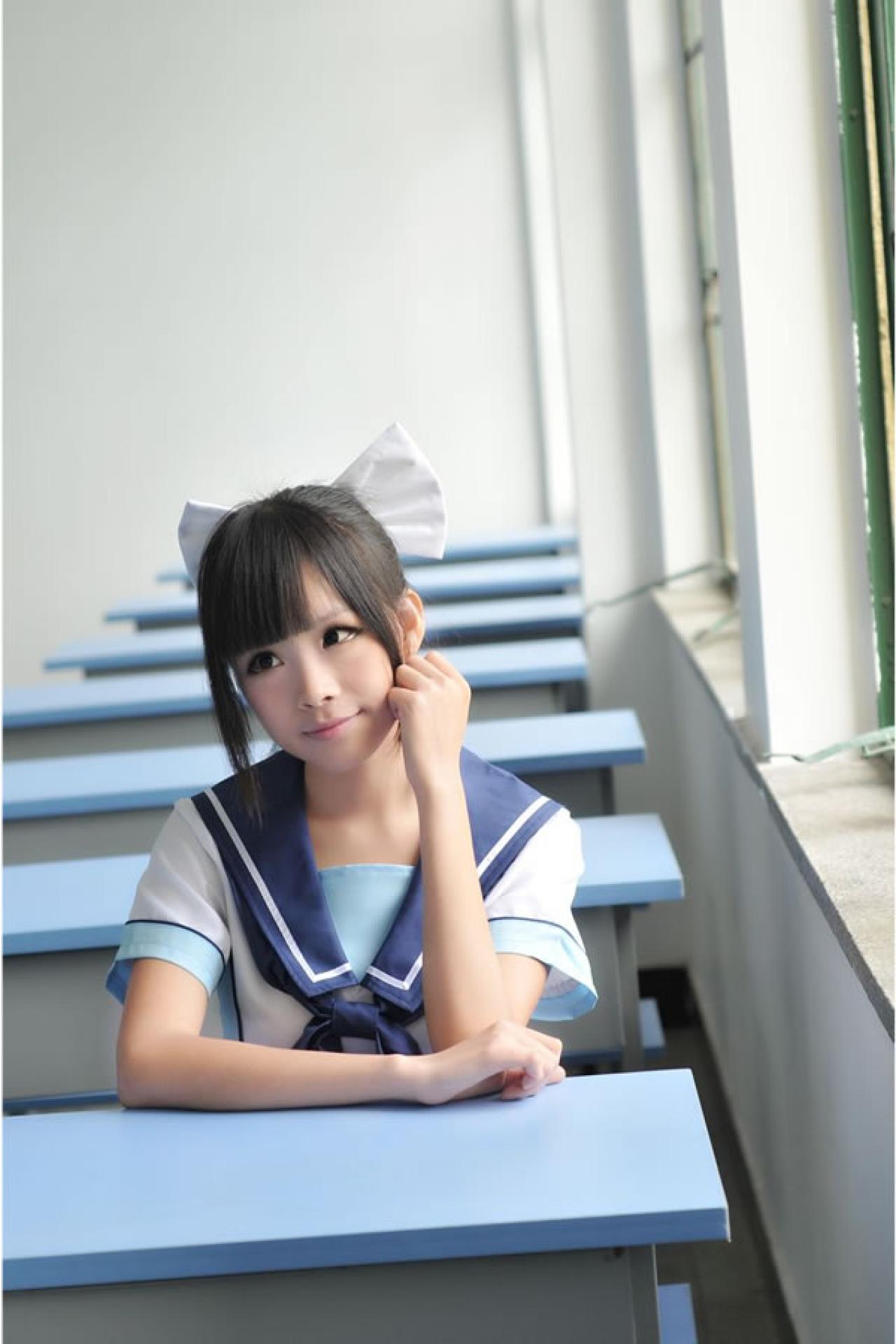 熊酱穿着蓝色学院校服扮演高岭爱花，趴在课桌轻抚刘海儿，仰望天花板的样子