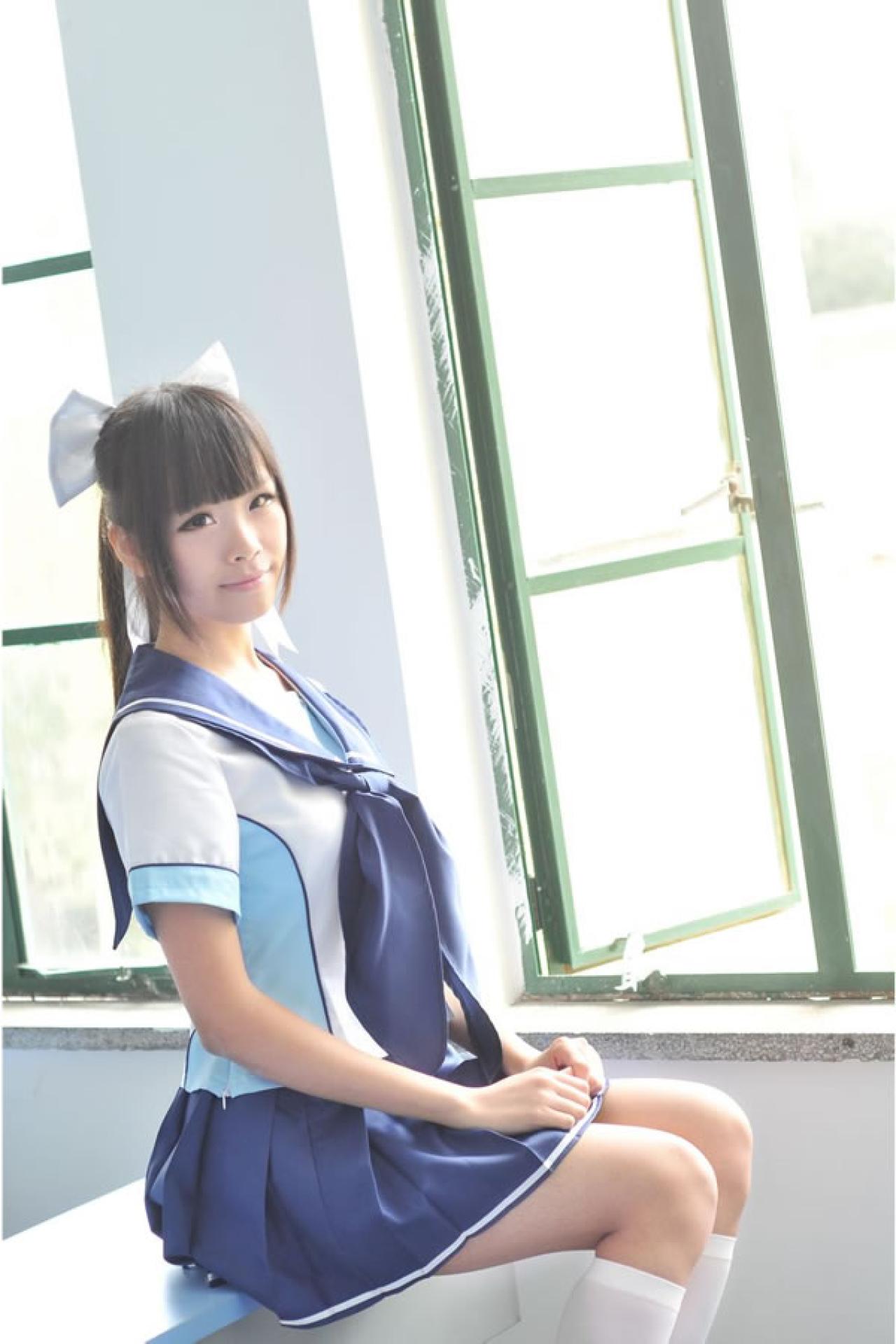 熊酱穿着蓝色学院校服扮演高岭爱花，坐在窗前课桌上的侧面照
