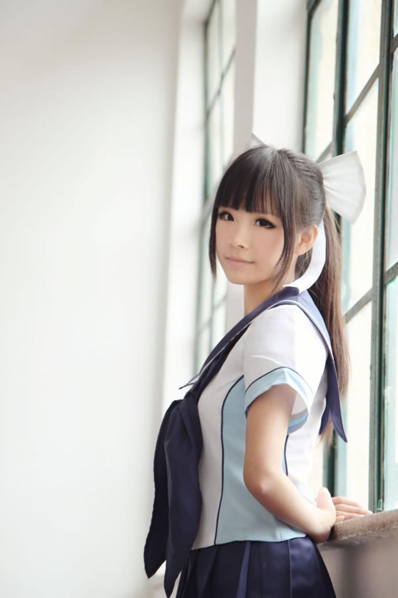 熊酱穿着蓝色学院校服扮演高岭爱花，手背后靠在窗台