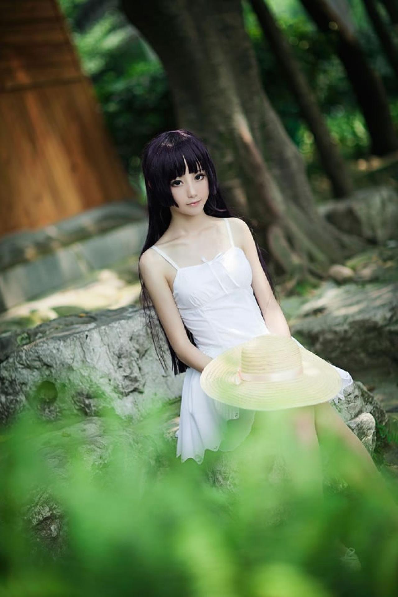 镜祭穿着白色连衣短裙扮演五更琉璃白猫拿着太阳帽坐在石台上