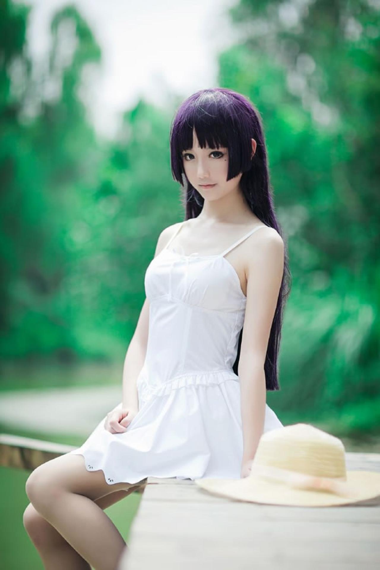 镜祭穿着白色连衣短裙扮演五更琉璃白猫，坐在木制码头上，太阳帽放在身旁