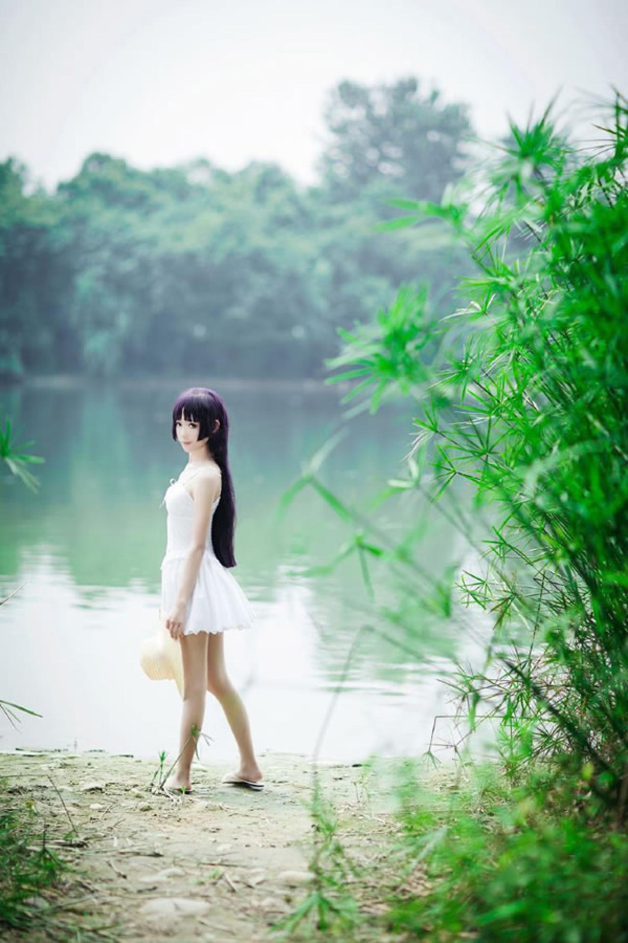 镜祭穿着白色连衣短裙扮演五更琉璃白猫，在湖水边的浅滩上散步