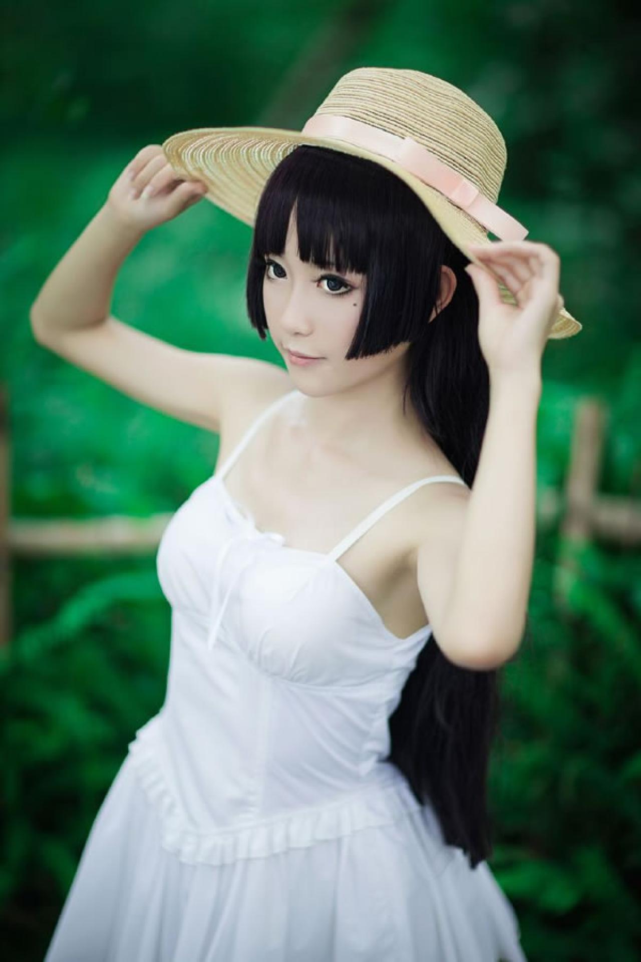 镜祭穿着白色连衣短裙扮演五更琉璃白猫，双手扶正太阳帽正面脸部俯拍特写