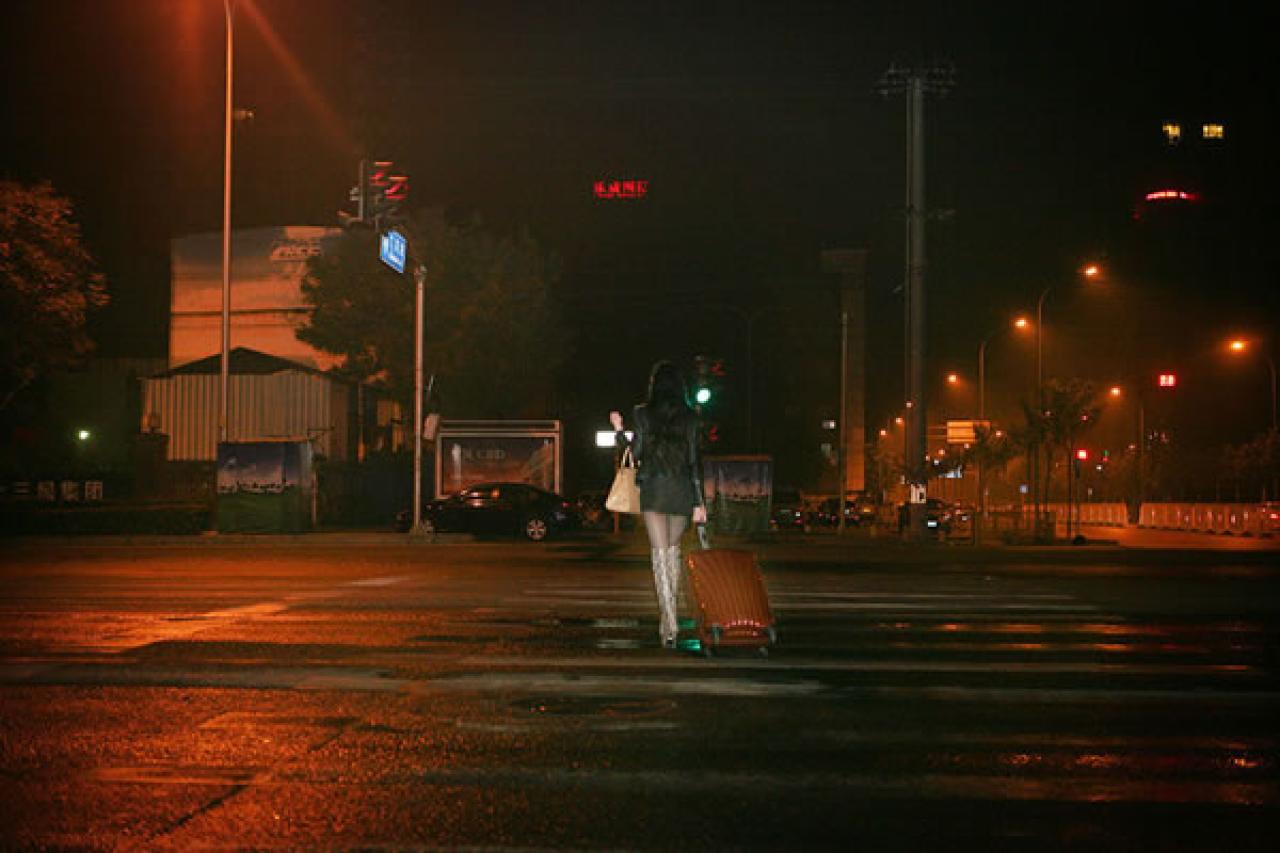夜晚，90后Showgirl王可欣拖着箱子离开住处的背景